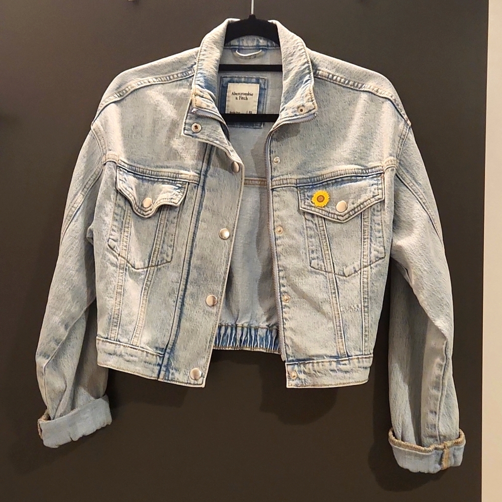 Very cute light wash crop denim jacket